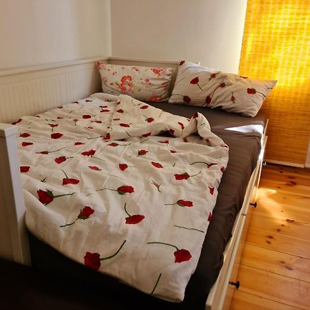 Nana-Eg-80M2 Sanierter Altbau-Parkplatz-Kleiner Garten-Wlan-Netflix-2Zimmer-Kueche-Dusche-Wanne-Waschmaschine Oberhausen  Bagian luar foto