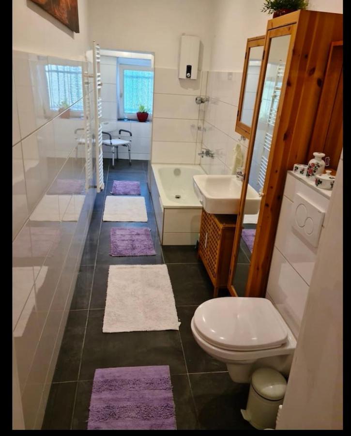 Nana-Eg-80M2 Sanierter Altbau-Parkplatz-Kleiner Garten-Wlan-Netflix-2Zimmer-Kueche-Dusche-Wanne-Waschmaschine Oberhausen  Bagian luar foto