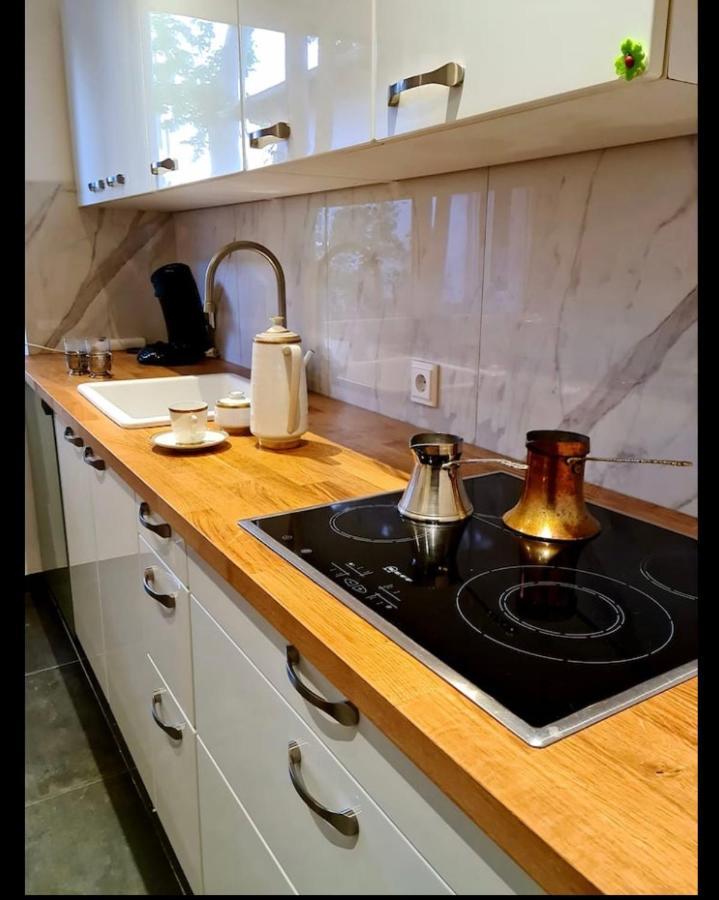 Nana-Eg-80M2 Sanierter Altbau-Parkplatz-Kleiner Garten-Wlan-Netflix-2Zimmer-Kueche-Dusche-Wanne-Waschmaschine Oberhausen  Bagian luar foto